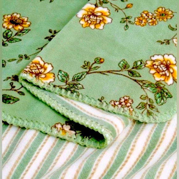 CASUAL LIVING Reversible Luxe Plush Throw 50"X 70" Light Sage Green Floral NEW - Picture 4 of 5